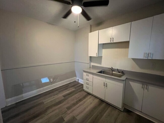 Foto del edificio - 8602 Bancroft Avenue