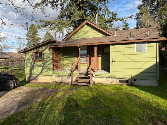 Building Photo - 2 bedroom 1 bathroom house - Close to Campus!