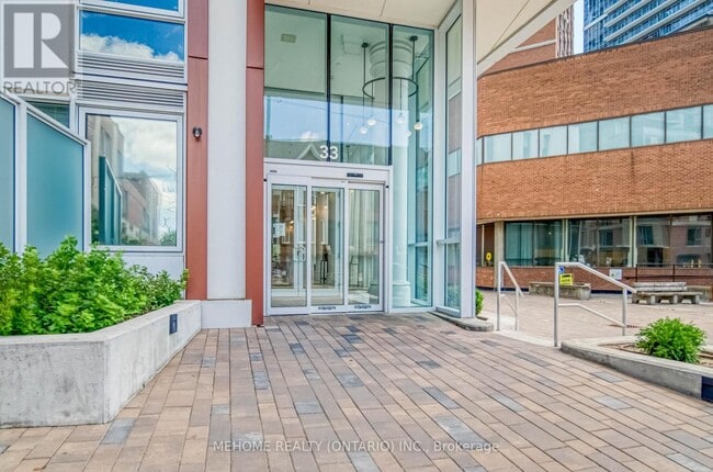 Photo du bâtiment - 33 Helendale Ave