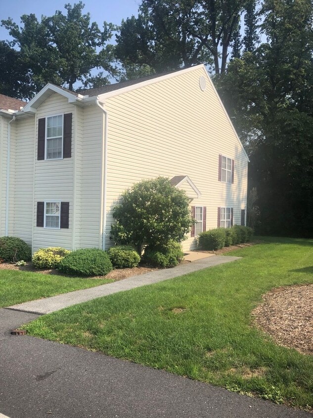 Primary Photo - Beautiful Laurel Springs Home For Rent