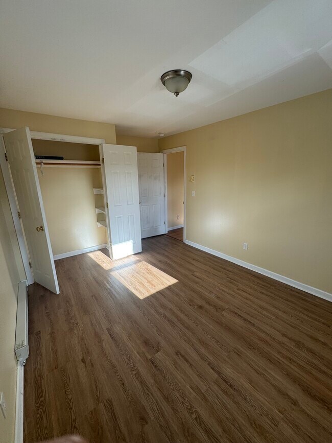 Building Photo - 422 Main St