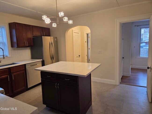 Foto del edificio - 669 Pawling Ave