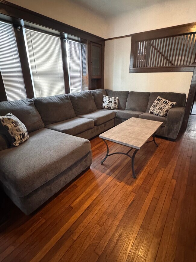 Foto del edificio - 1477 E 116th St