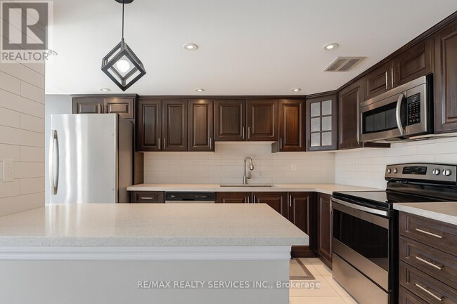 Building Photo - 350 Webb Dr