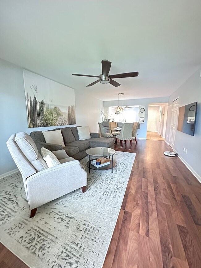 Building Photo - Renovated 1st Floor Seasonal unit in North Naples