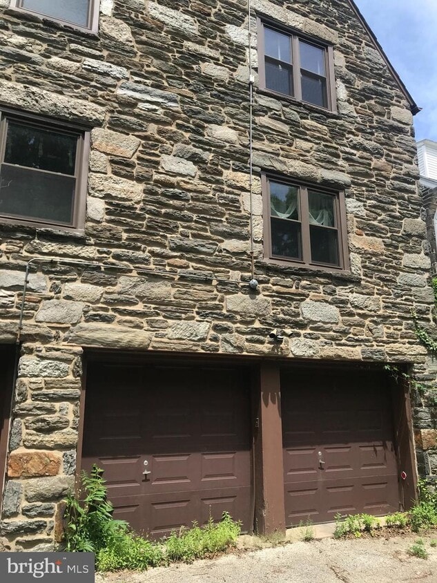 Primary Photo - 320 Carpenter Ln