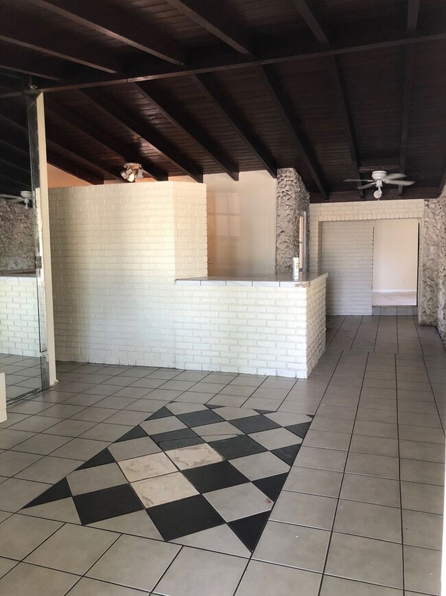 Foto del edificio - Large 4-2 house with central air and hooku...