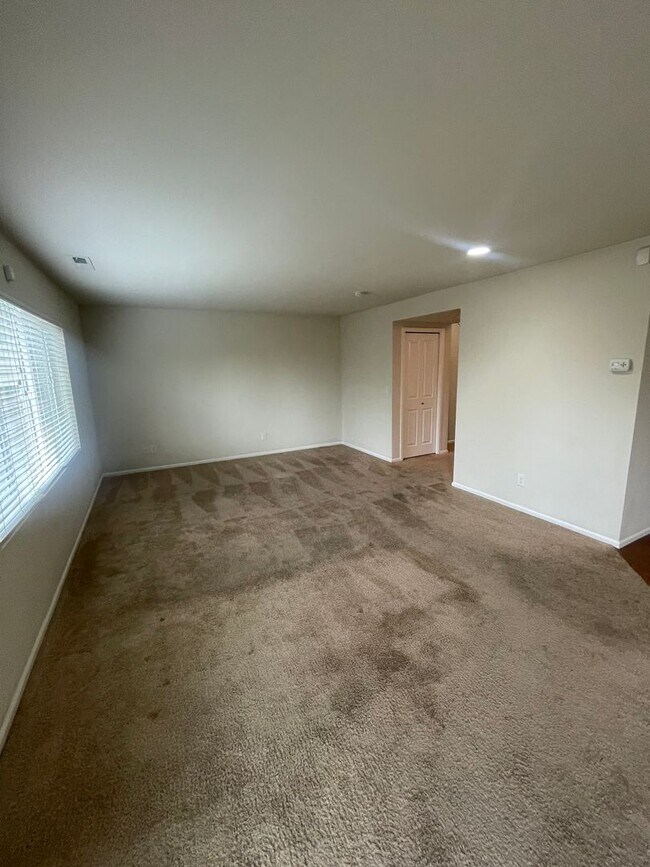 Building Photo - Newer, Open Concept Home with 4 Bedroom 2....