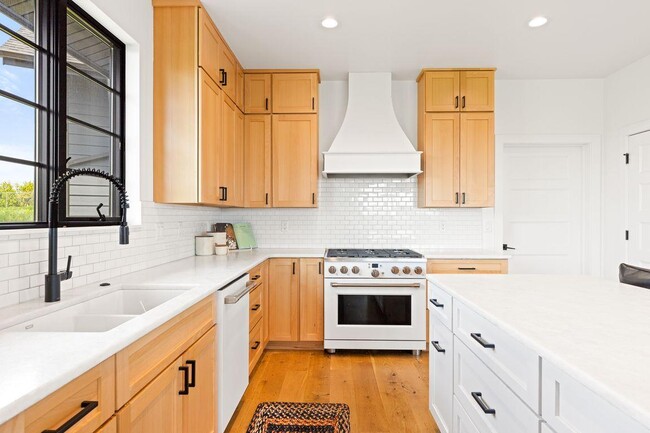 Building Photo - 557 St Andrews Dr