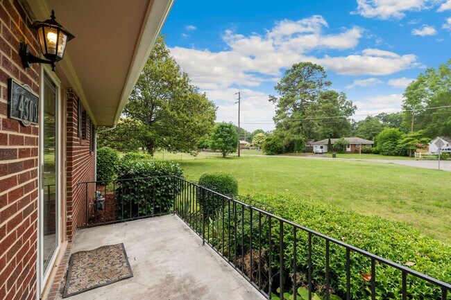 Foto del edificio - Beautiful 3-Bedroom Ranch Style Family Home with LARGE Fenced in Yard!