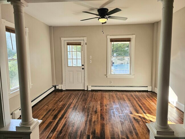 Sala de estar- espacio #1 - 226 S Illinois Ave
