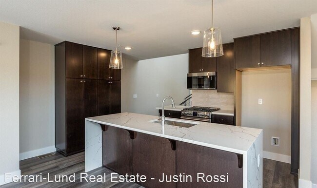 Building Photo - 2 br, 2.5 bath House - 3082 Cashill Blvd