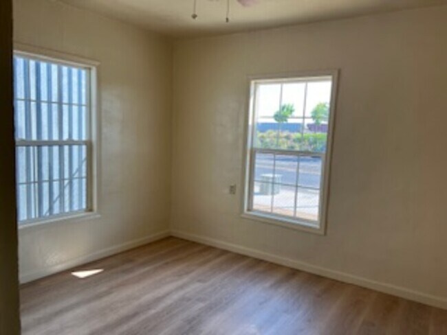 Building Photo - 354 S Yosemite Ave