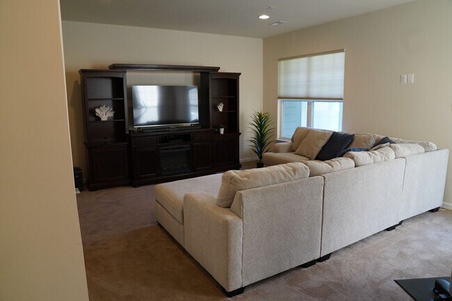 Building Photo - Gorgeous 3 Bedroom / 3.5 Bathroom Townhous...