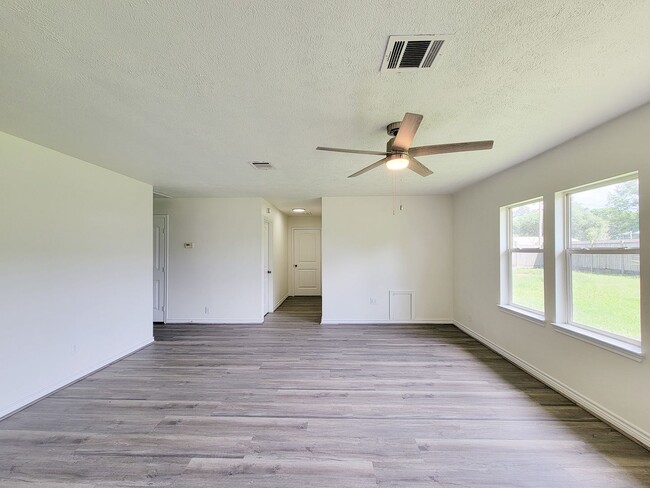 Building Photo - This fully renovated 3-bedroom, 2-bath home features a modern kitchen, large master suite with a ...