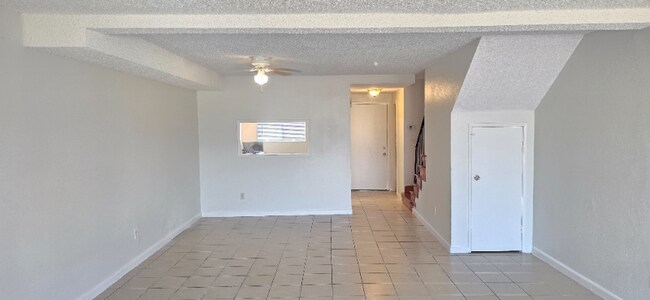 Foto del edificio - 25180 W 5th St