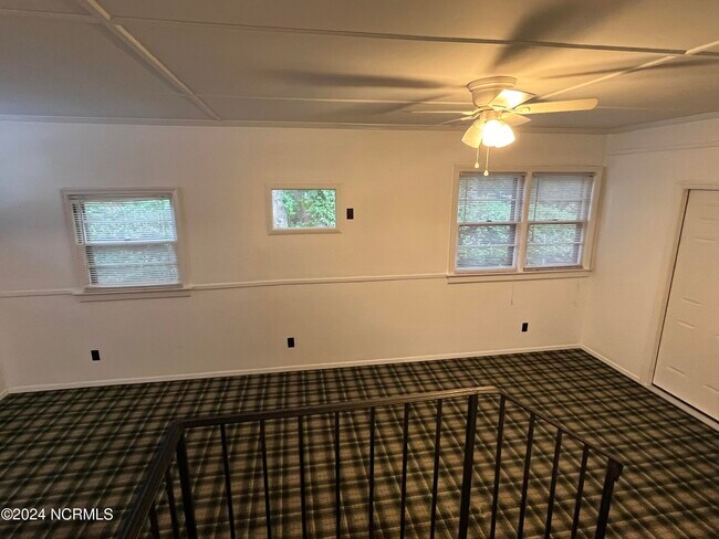 Building Photo - 213 Oak Leaf Dr
