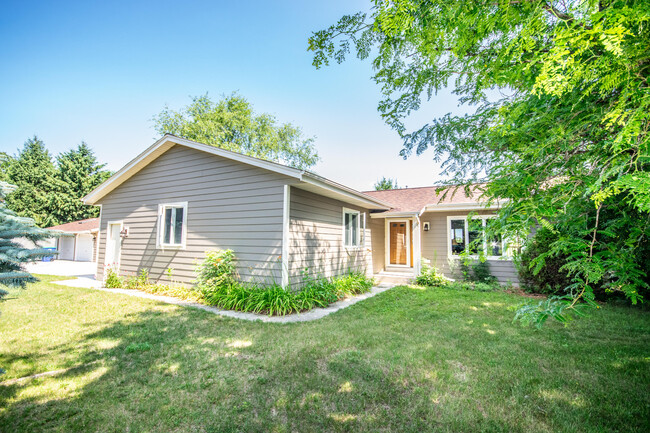 Building Photo - 6247 W Linden Dr
