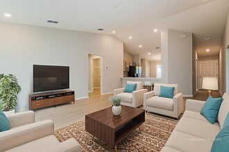 Building Photo - 992 First Dr, Eagle Lake, FL