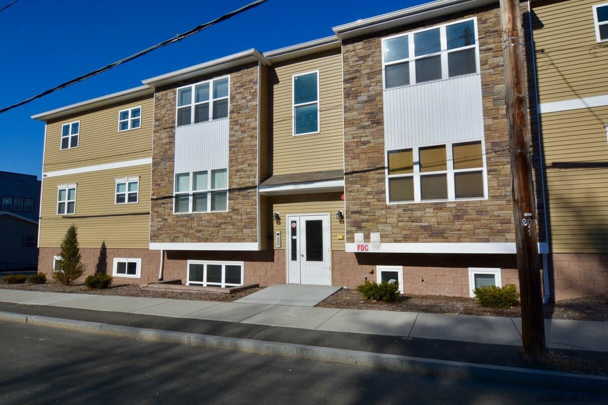 1311 Broadway Unit 1 1st Fl, Rensselaer, NY 12144 Room for Rent in