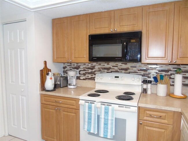 Building Photo - 4048 Oakview Dr