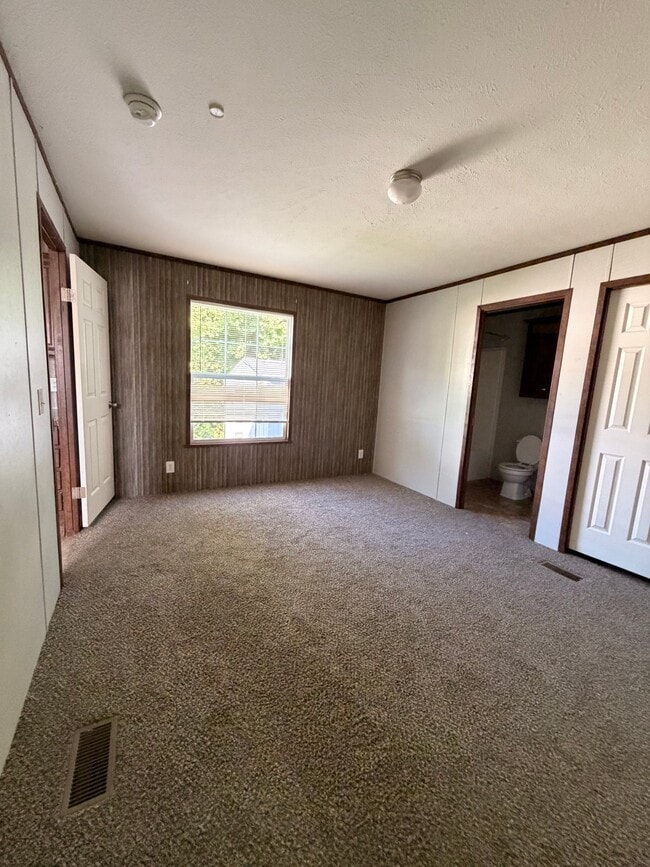 Building Photo - 189 Lakeshore Cir