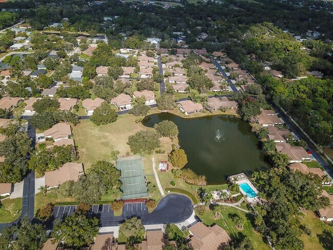Foto del edificio - 625 Oak Hill Cir