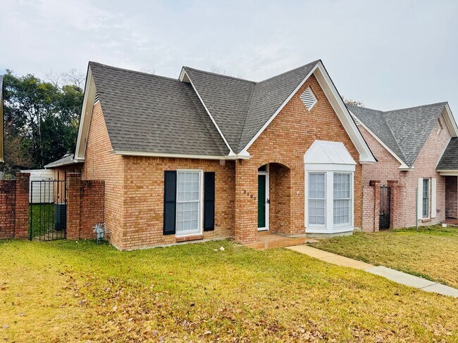 Foto del edificio - 3-Bedroom patio home with so much to love!