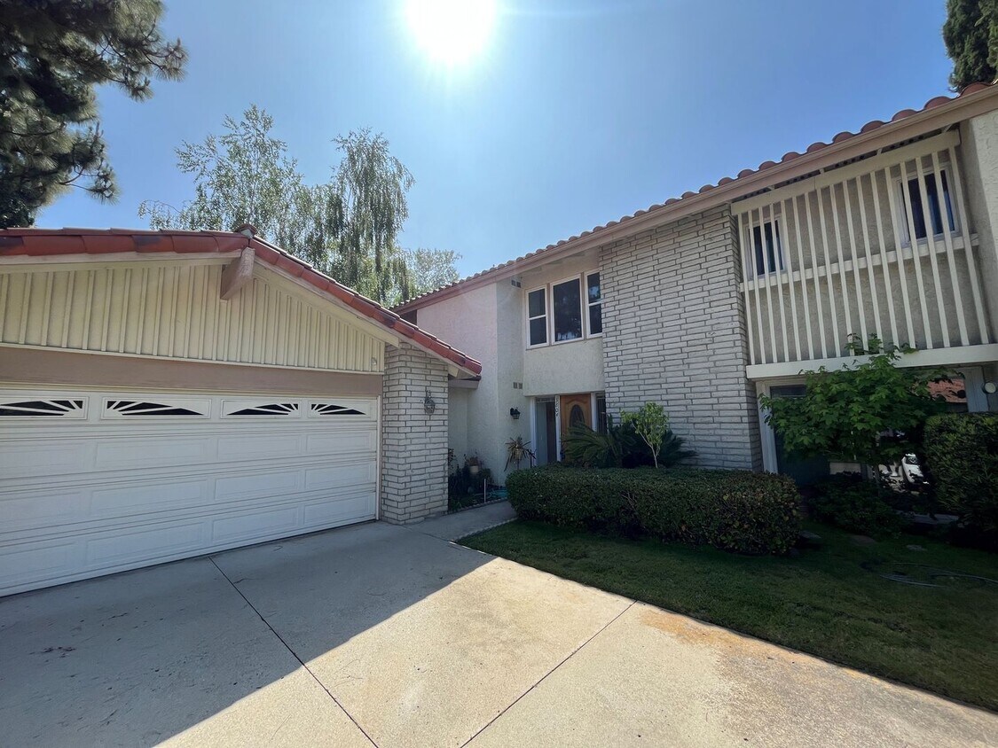 Primary Photo - Westlake Village 4+2.5 w/pool, spa, green ...