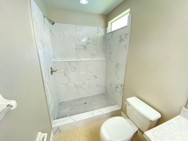 Building Photo - 3 Bed / 2 bath home in Davenport with pool...