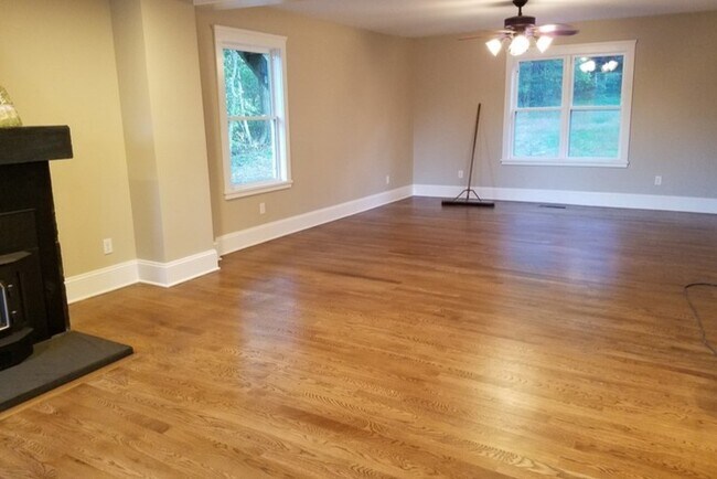 Sala de estar/comedor - 123 Silver Lake Ln