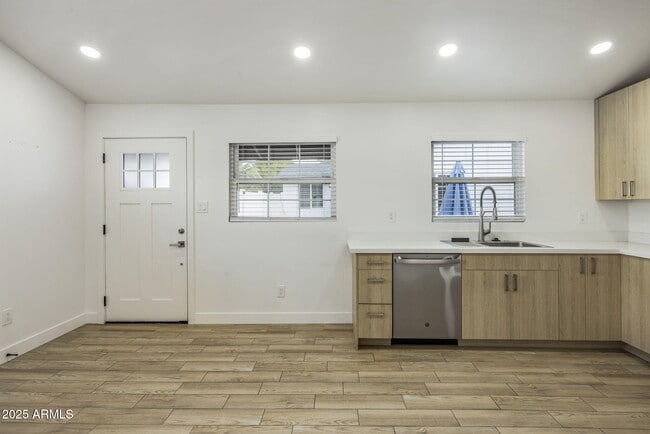 Foto del edificio - 220 N Drew St