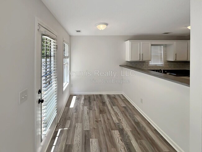 Building Photo - 3755 Pine Village Pl