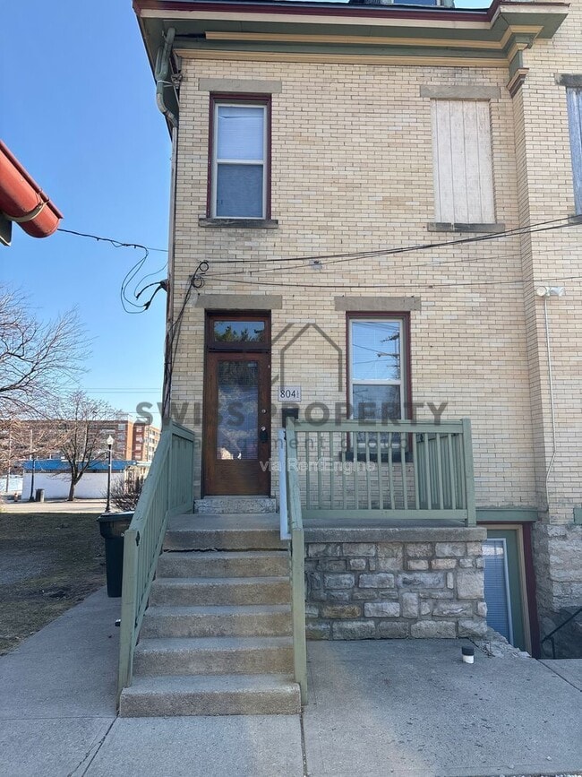 Building Photo - 804 1/2 E Main St