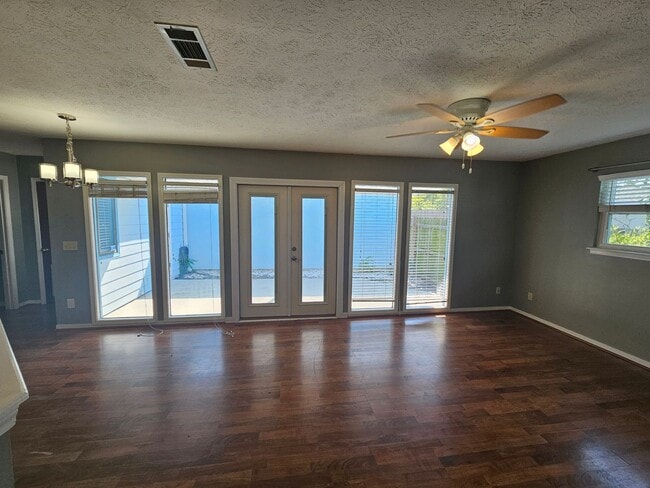 Building Photo - Charming 2Bed/2Ba Apartment w/Spacious Yar...