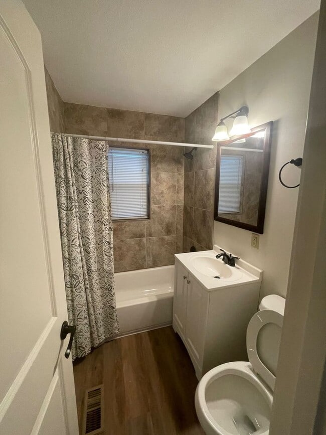 Building Photo - 667 Thornton St