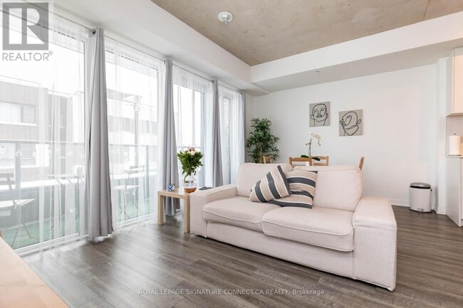 Photo du bâtiment - 1808 St Clair Ave W
