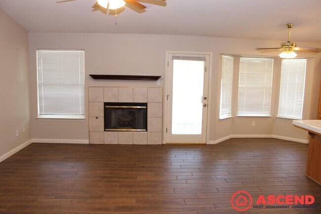 Foto del edificio - 4-Bedroom Home Near Shopping Center In Sou...