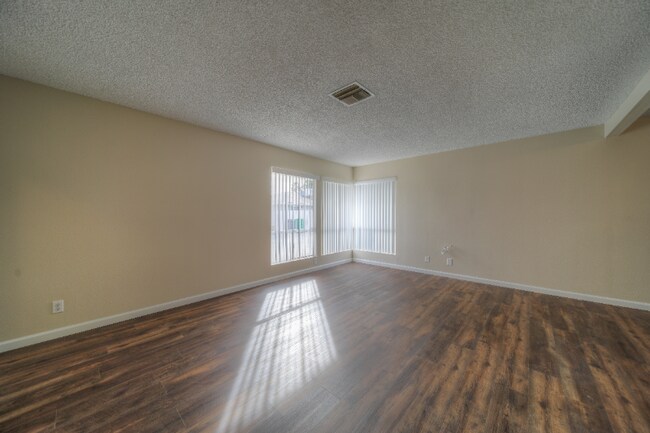 Building Photo - 41084 Beachwood Ave