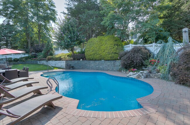 Foto del edificio - 345 Colonial Rd