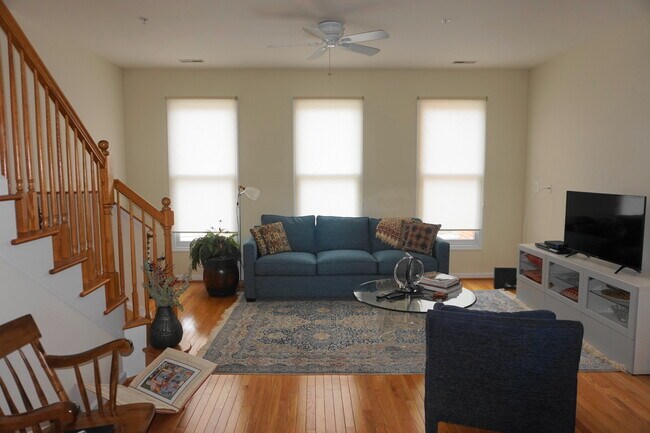Building Photo - Charming 3Bedroom/3.5Bath Townhome in Ridg...