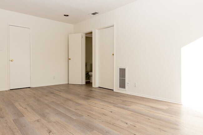 Building Photo - 8635 Cashio St