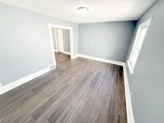 Building Photo - 2 BED 1 BATH SINGLE FAMILY HOME IN EUCLID!