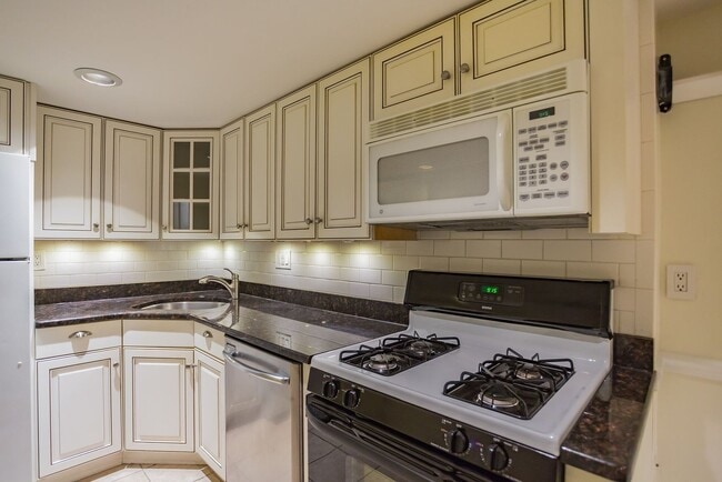 Building Photo - Beautiful 2 Bedroom, 2 Bathroom Historical Row Home