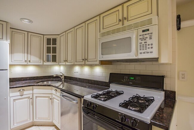 Foto del edificio - Beautiful 2 Bedroom, 2 Bathroom Historical Row Home