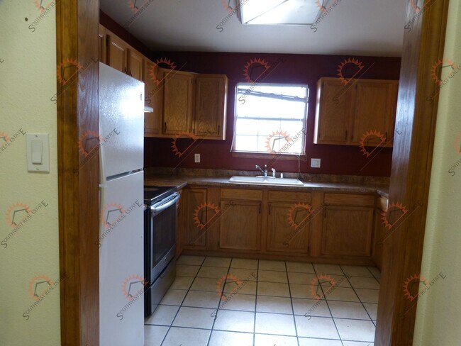 Building Photo - Beautiful 3 bedroom, 2 bath, 2 car garage ...