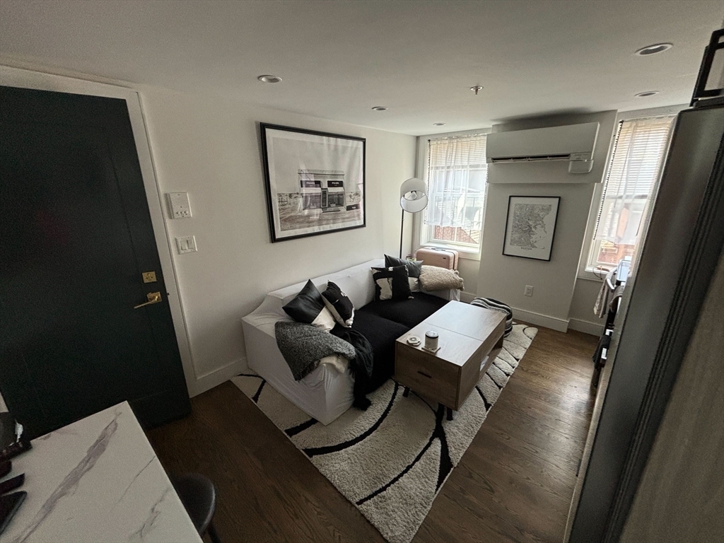 Primary Photo - 368 Hanover St