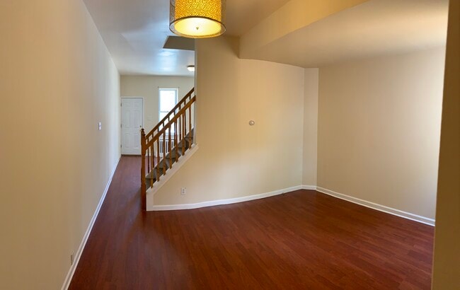 Building Photo - 2047 E Sergeant St