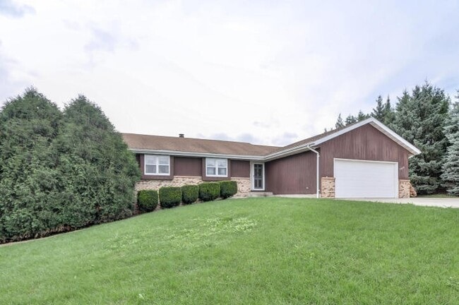 Building Photo - Spacious 4-Bedroom Home with Attached Garage in Salem Lakes