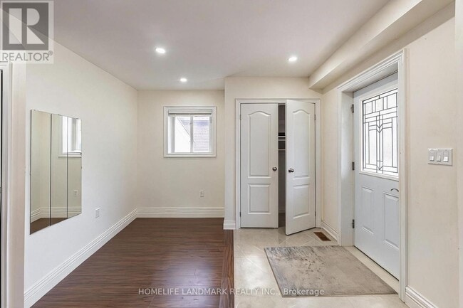 Building Photo - 19 Balaclava Dr